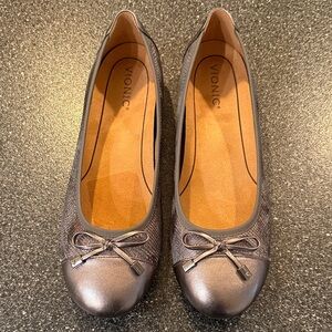 Vionic Women's Metallic Gray Maria Ballet Flats  - size 11
